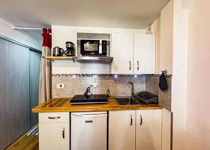 4810 Centre Апартаменти *